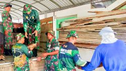 Kompak, Babinsa Kepohbaru Bojonegoro bersama Warga Desa Woro bersih-bersih Lingkungan Balai Desa