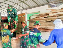 Kompak, Babinsa Kepohbaru Bojonegoro bersama Warga Desa Woro bersih-bersih Lingkungan Balai Desa