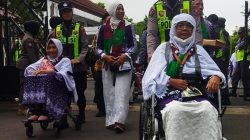 Sigap dan Tulus, Polwan Bojonegoro Dampingi Calon Haji Lansia Menuju Bus
