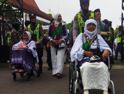 Sigap dan Tulus, Polwan Bojonegoro Dampingi Calon Haji Lansia Menuju Bus